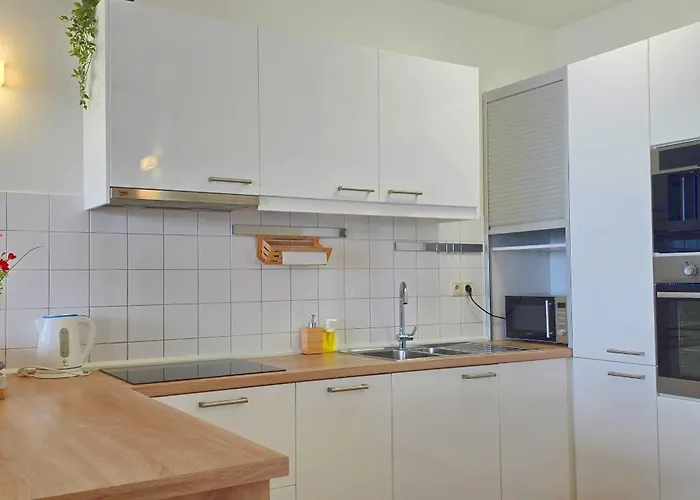 Castle View Sky, 3 Rooms, Panorama Loggia, Free Parking, Wifi, Old Town *